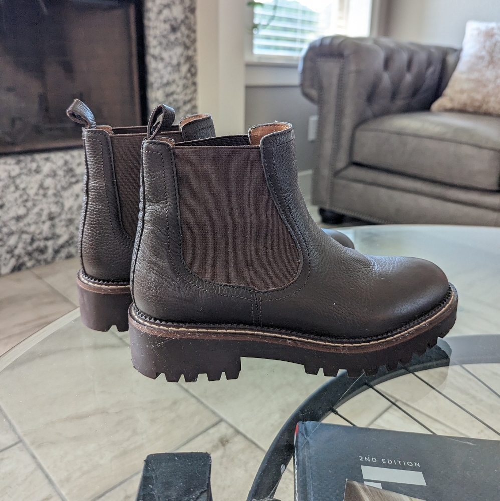 Caslon Water Resistant Size 6 Briwn boots